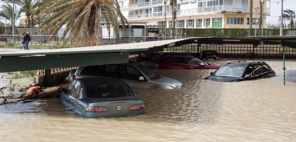 Aparcamiento inundado en una urbanización de la Playa de San Juan