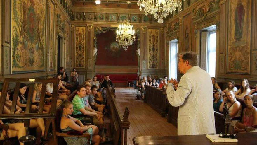 Mateos se dirige a los alumnos americanos en el salón de plenos del antiguo Palacio.