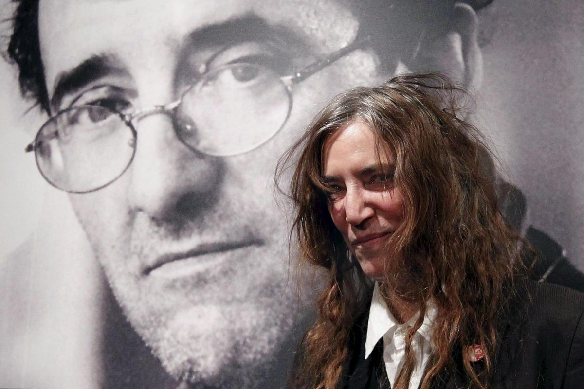 Patti Smith frente a una foto de su admirado Roberto Bolaño.