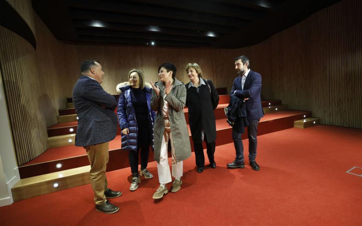 Pelayo García y Manuel Campa, concejales, con Espina, Rodríguez y Monteserín. Abajo, Alonso explicando el centro. | MIKI LÓPEZ