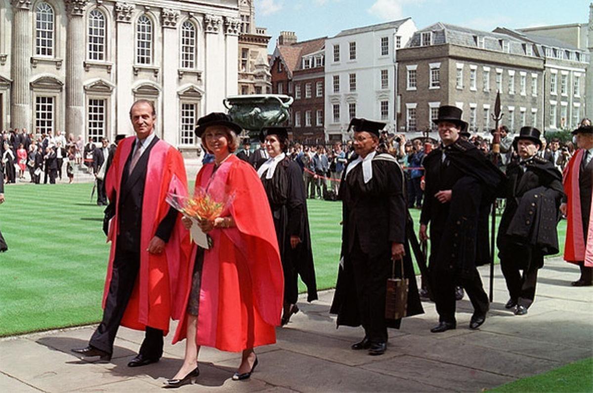 Els Reis investits Doctors Honoris Causa per la Universitat de Cambridge a Londres (7 de juliol de 1988).