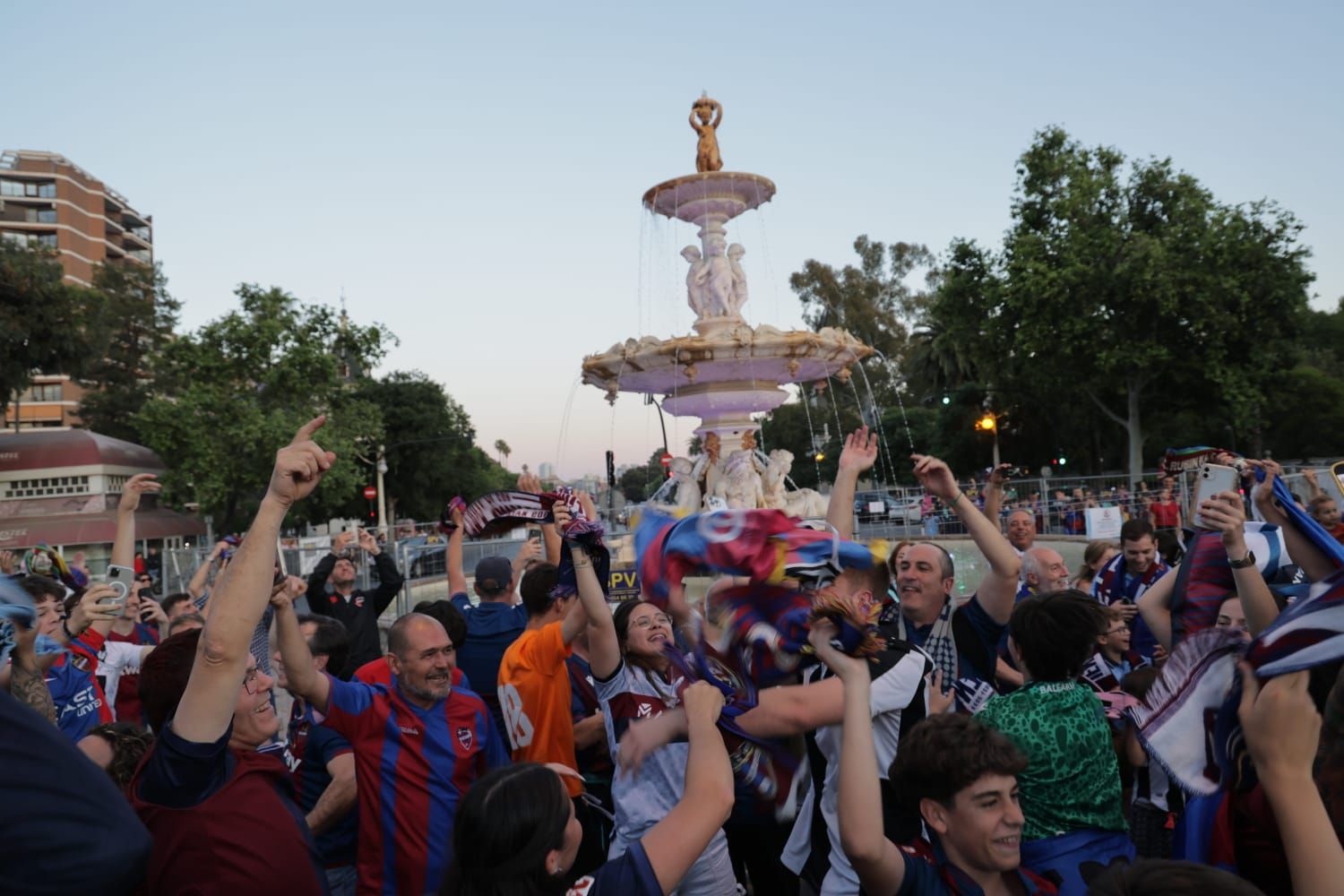 La afición del Levante UD festeja el ascenso en la fuente de Las Cuatro Estaciones