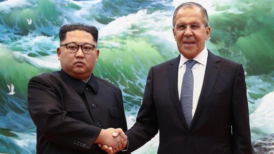 Lavrov se reúne con Kim Jong-un en Piongyang y le invita a Moscú