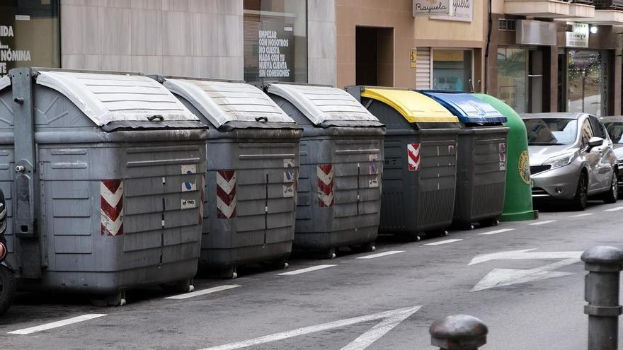 Contenedores de basura en una calle de Sant Joan