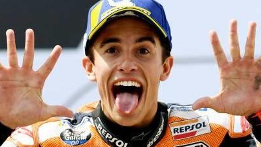 Marc Márquez celebra ayer en el circuito alemán su quinta victoria del año en MotoGP y décima consecutiva en Sachsenring.