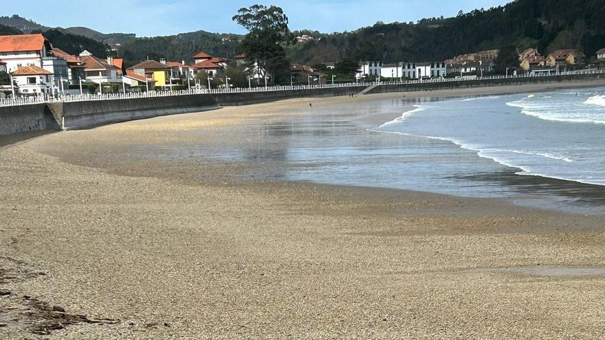 Suspendidas las carreras de caballos de Ribadesella: la playa de Santa Marina, gravemente afectada por el temporal