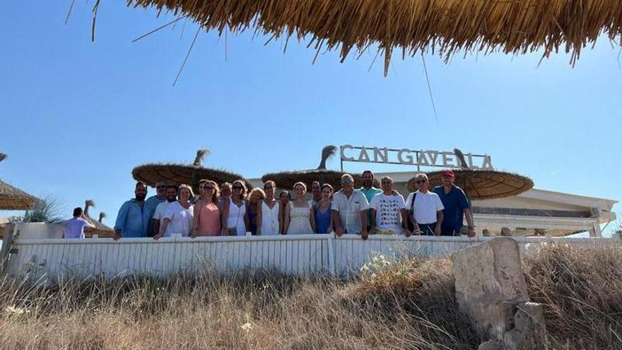 Prohen reúne al PP de Muro en Can Gavella como muestra de apoyo a los chiringuitos y restaurantes de playa