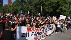 Los trabajadores de Nissan cortan el lateral de la Granvía de LHospitalet.