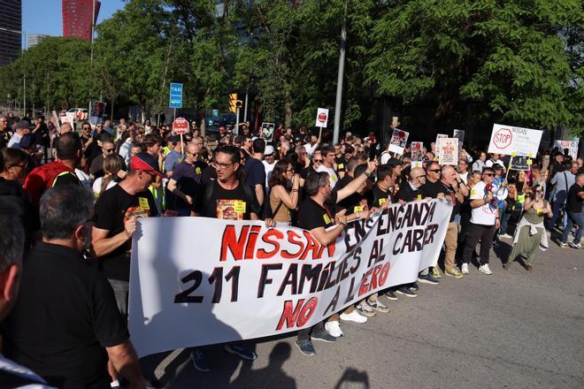 Los trabajadores de Nissan protestan contra el ERE frente a las oficinas de la automovilística en L'Hospitalet y cortan la Granvia