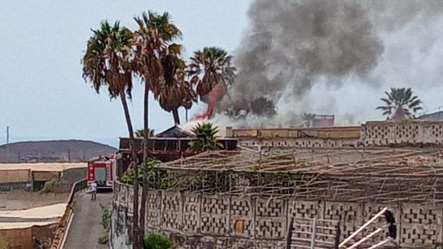 Un Fuego Destruye Una Casa De Madera Y Un Local En Arafo El Dia