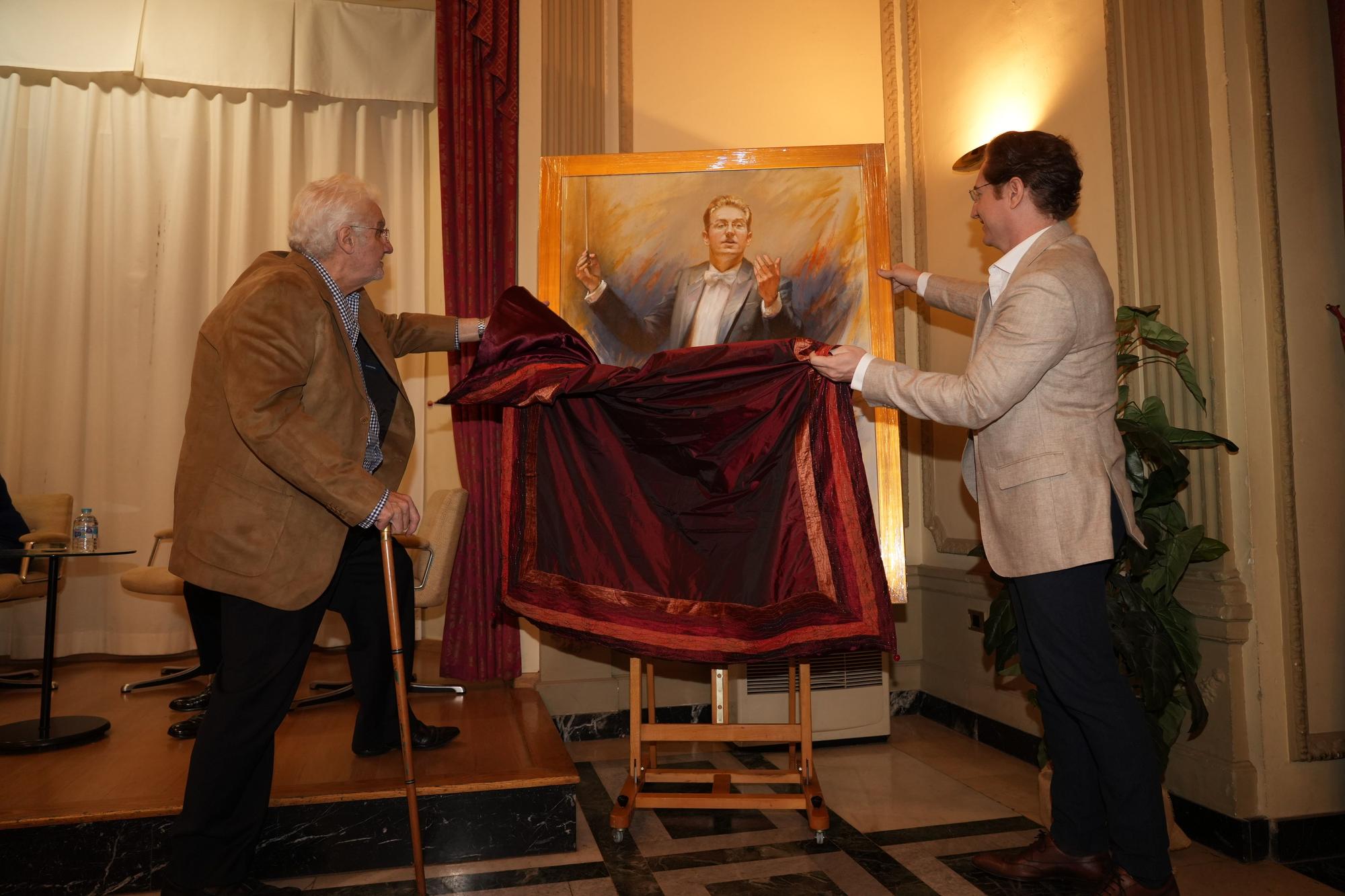 El pintor Forner entrega su retrato al maestro Tebar en el Casino Antiguo de Castelló