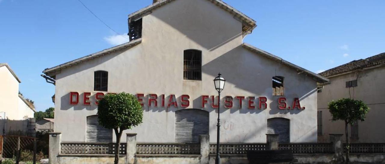 Edificio principal de la antigua fábrica de licores de Feliciano Fuster en Santa Margalida, hoy totalmente abandonada.