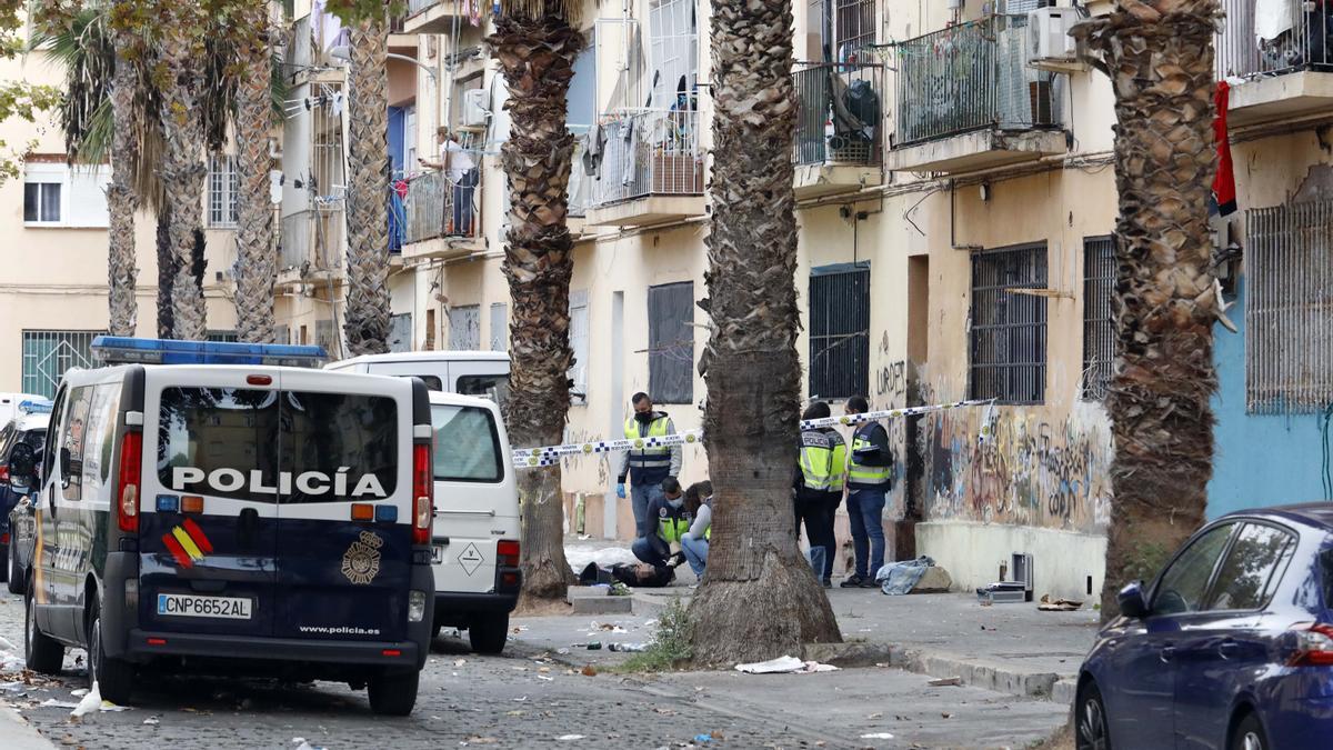 El cadáver de Federico Occhipinti tendido sobre la acera en el barrio de &#039;Casitas Rosas&#039;.