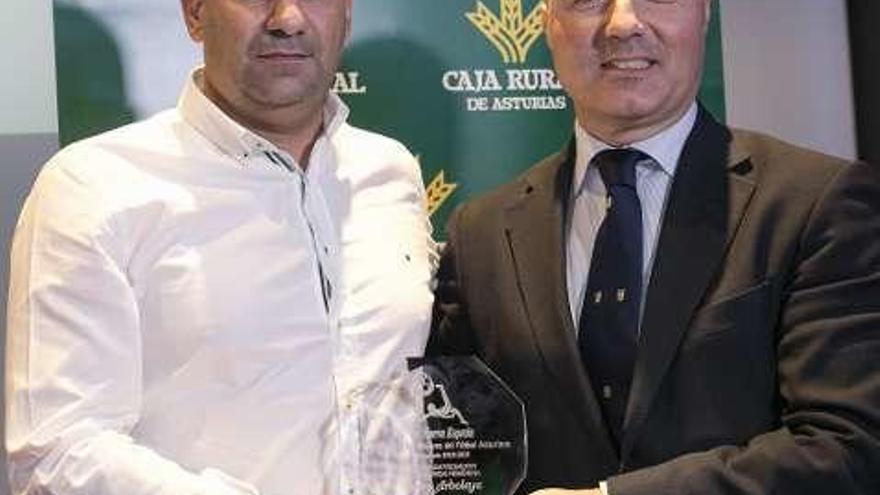 Pedro Arboleya recoge el trofeo de manos de Alejandro Díaz, director de Marketing de Caja Rural Asturias.