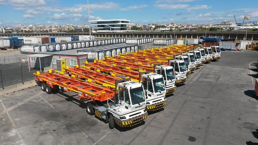 APM Terminals Valencia incorpora 11 camiones portacontenedores