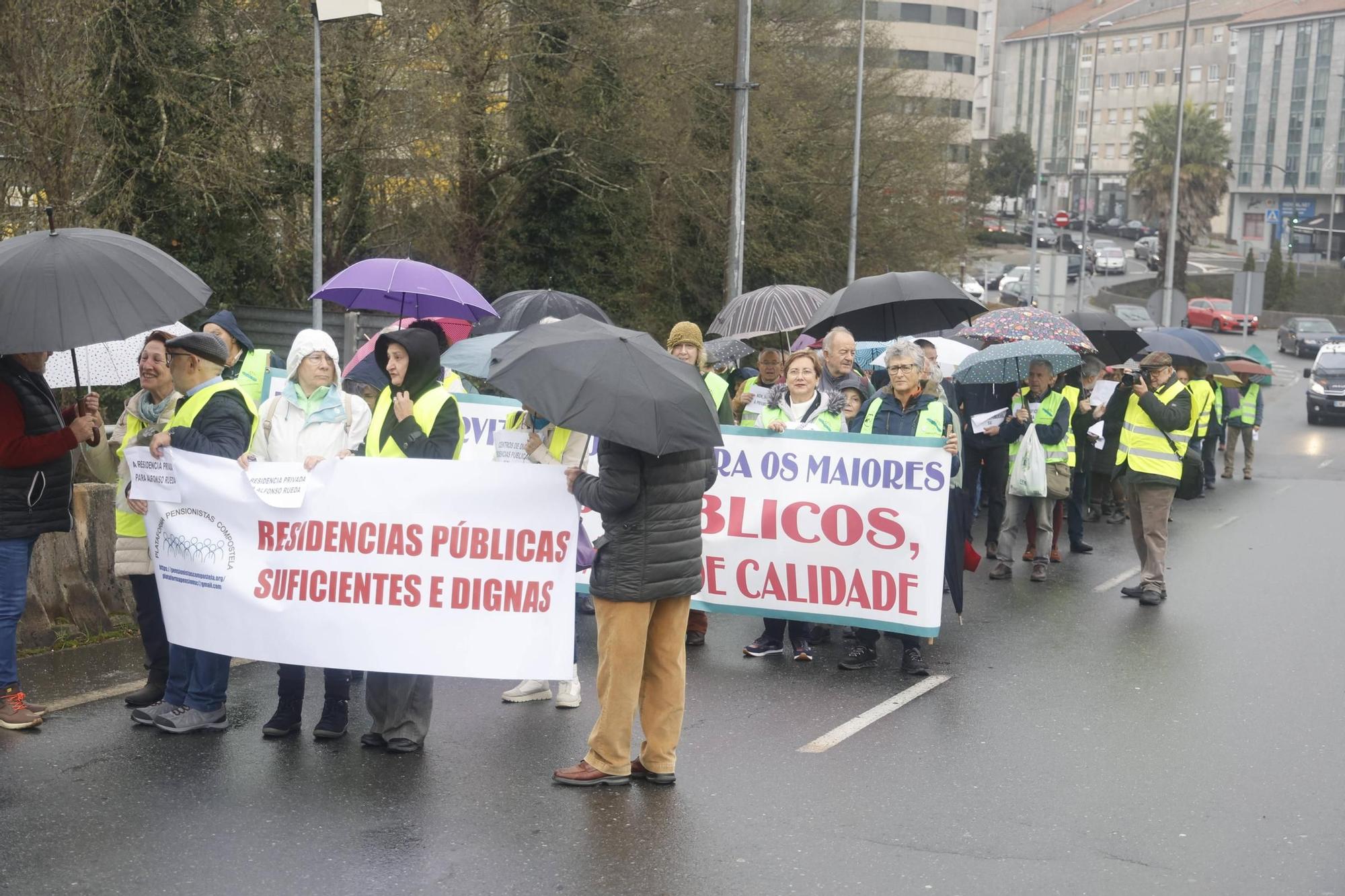 Manifestación en Santiago por la gestión pública de las residencias
