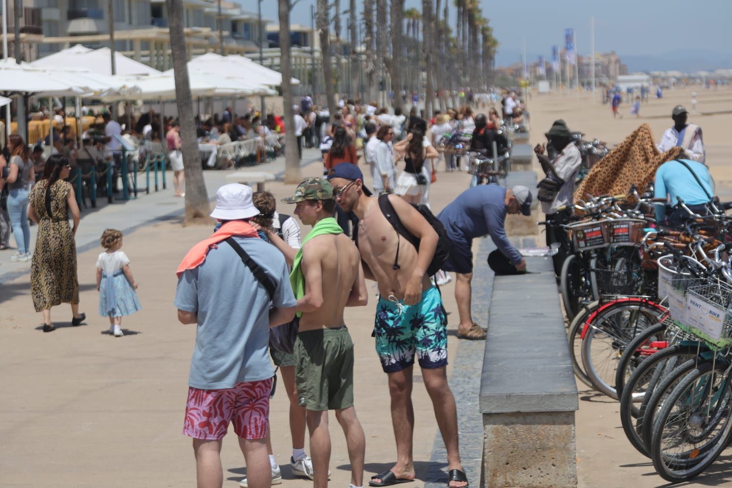 La playa de la Malvarrosa, abarrotada a finales de mayo