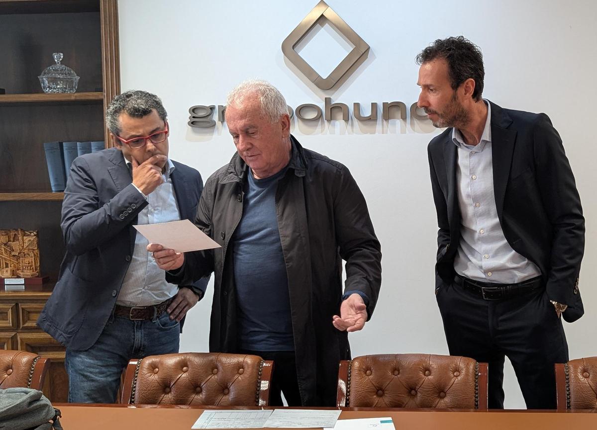 Víctor Manuel mira una de las fichas, con Gustavo Martínez Pañeda, a la izquierda, y Andrés Sopeña, a la derecha.