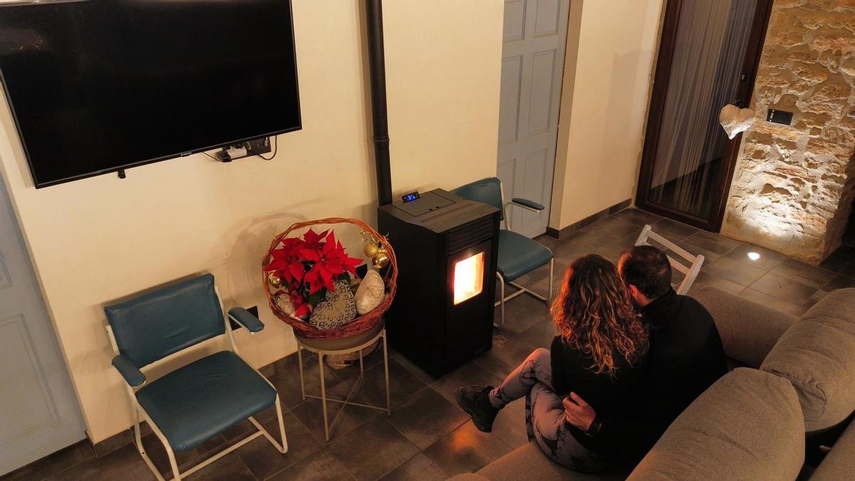 Una pareja se hospeda en una casa rural de Morella, ya con decoración navideña, durante el puente de diciembre.