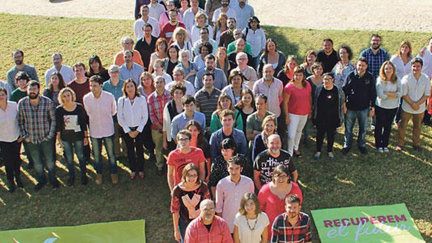 Imagen de los futuros candidatos de Més formando el signo más.