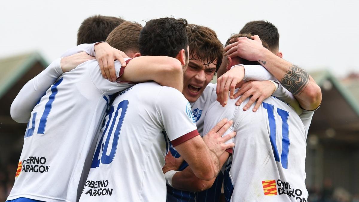 Los jugadores del Ebro celebran un gol anotado durante un partido esta temporada.