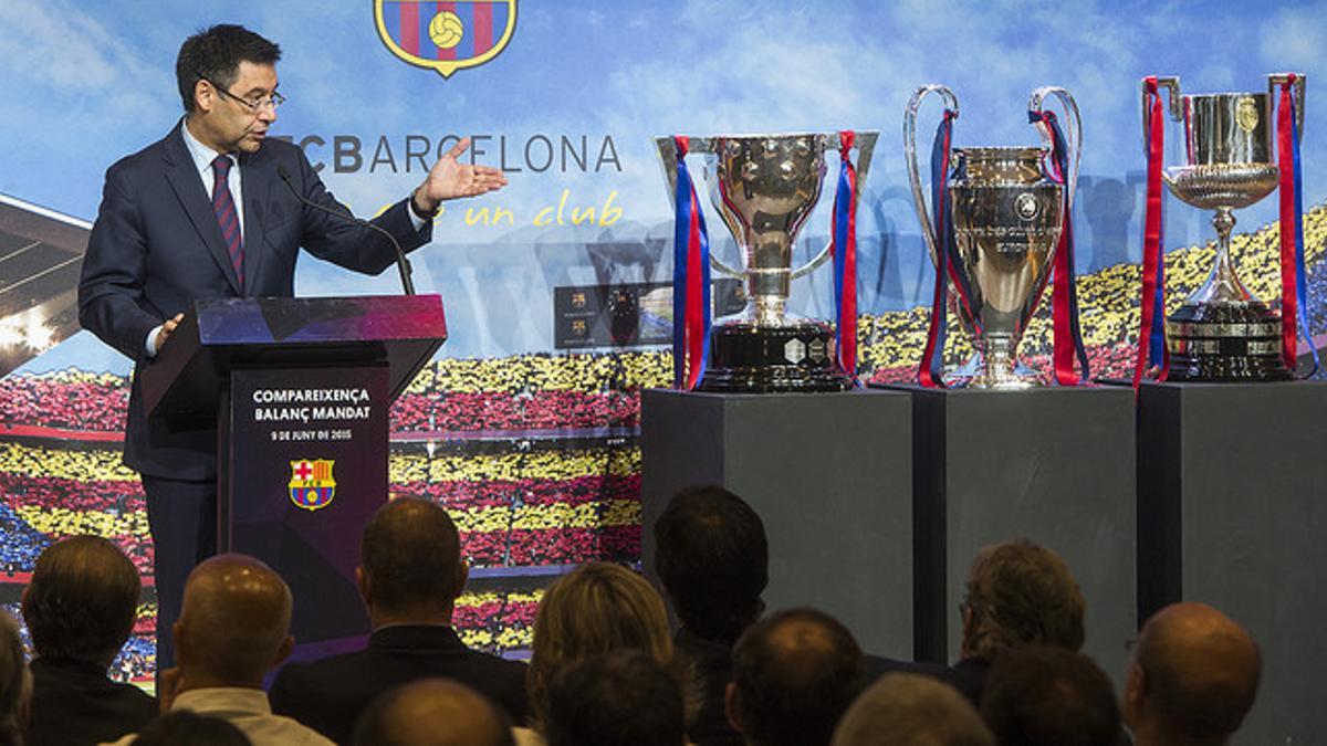 El presidente del Barcelona, Josep Maria Bartomeu, junto al triplete, durante el acto en el que ha hecho balance de su gestión