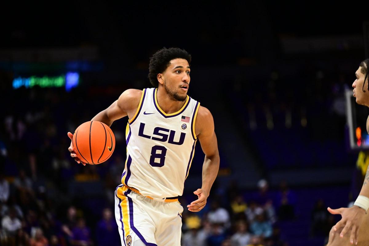 Pablo Tamba controla el balón en un encuentro con Louisiana State (LSU).