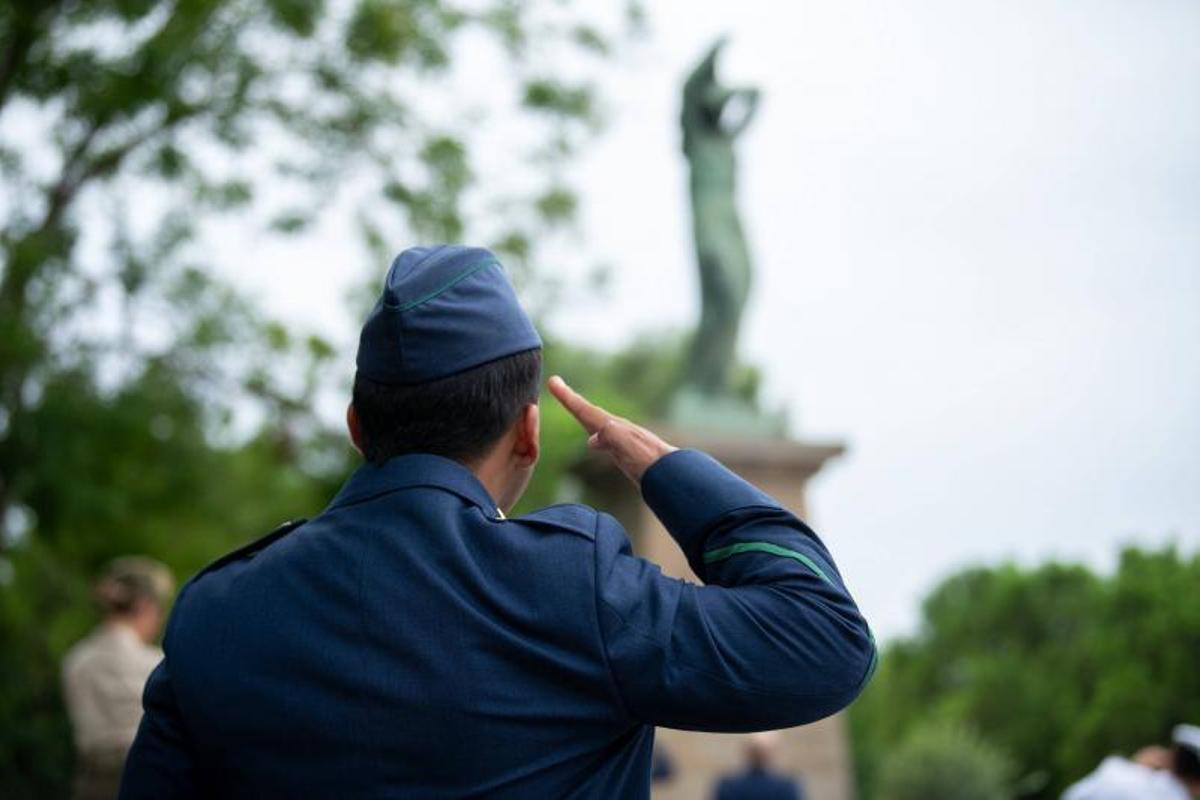 Un militar del EJército del Aire saluda al monumento erigido en Montjuic en recuerdo del teniente de navío Durán.