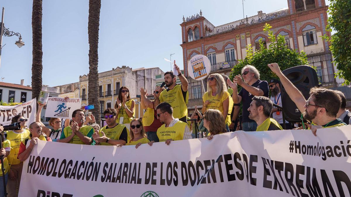 Manifestación en Mérida de los docentes extremeños por la homologación salarial, en una foto de archivo.