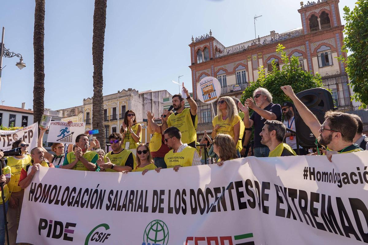 Manifestación en Mérida de los docentes extremeños por la homologación salarial