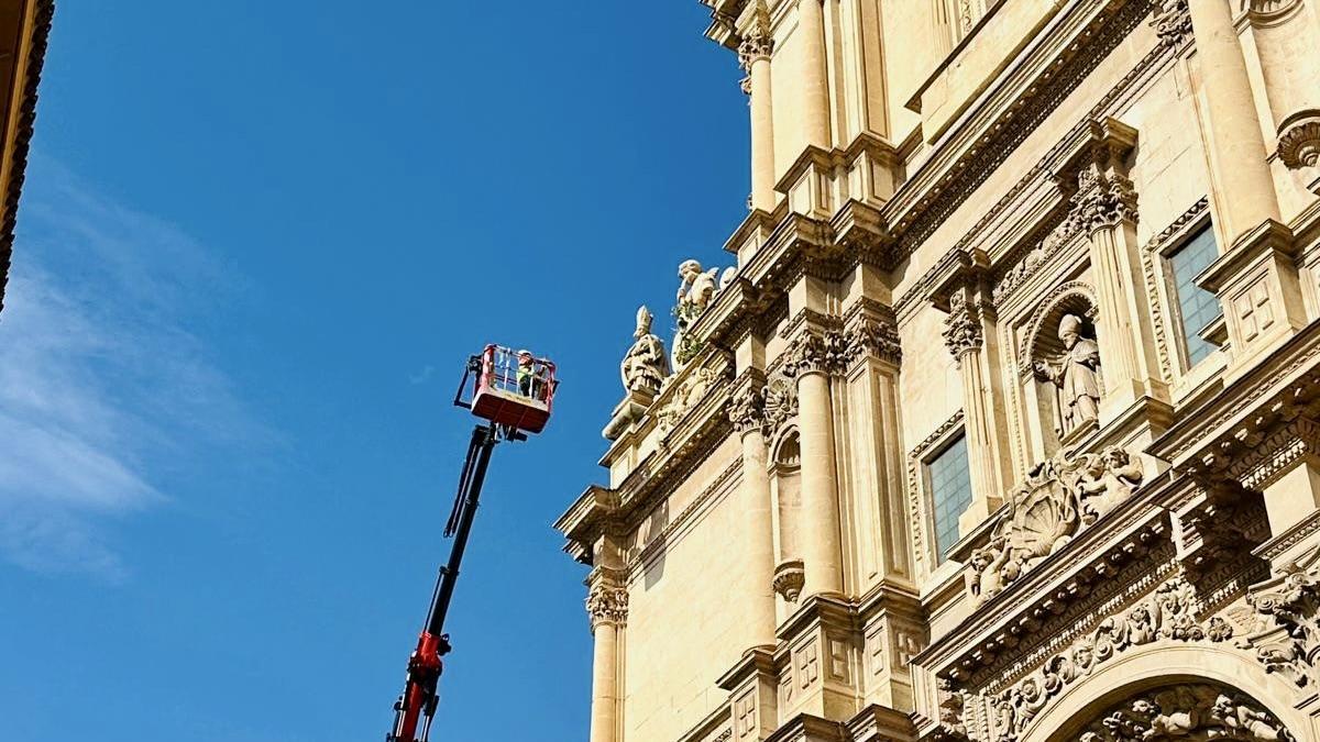 Trabajos en la fachada de San Patricio.