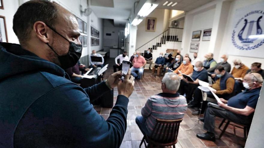 El concejal de Fiestas inicia las visitas a los locales de ensayo de grupos de Carnaval