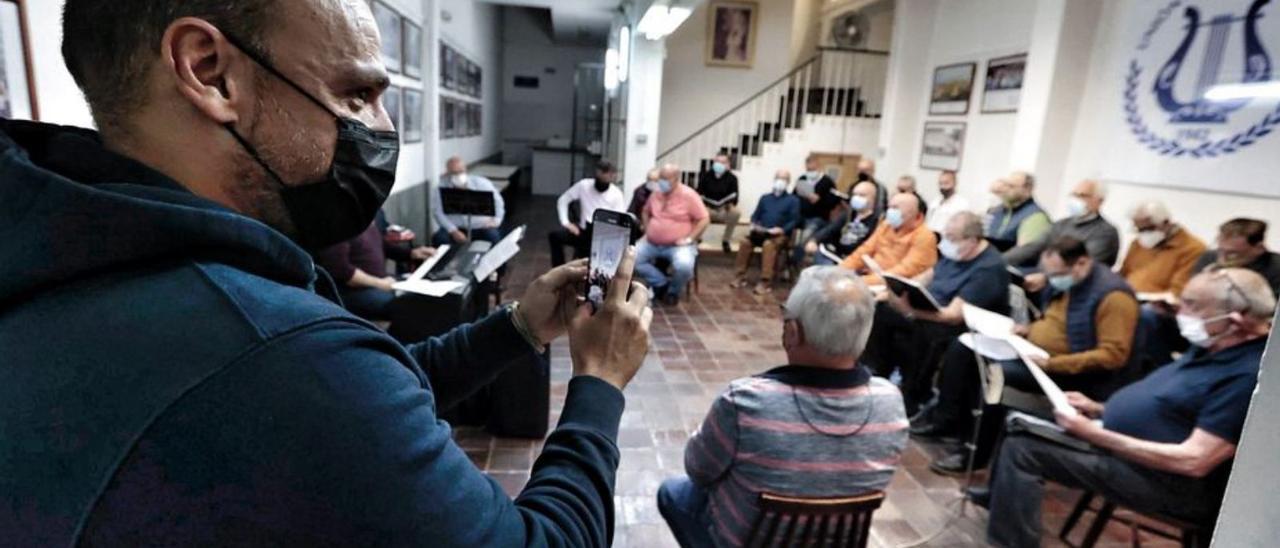 El responsable de la organización, en la rondalla El Cabo.