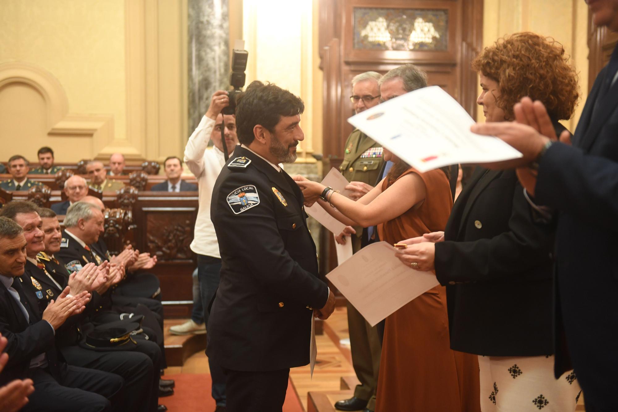 Homenaje a los policías locales de A Coruña que llevan 20 años en el cuerpo