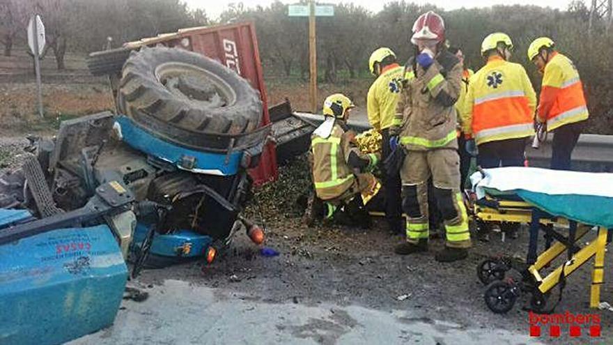 Dos ferits en un accident entre un tractor i un cotxe a la T-314 a Riudoms