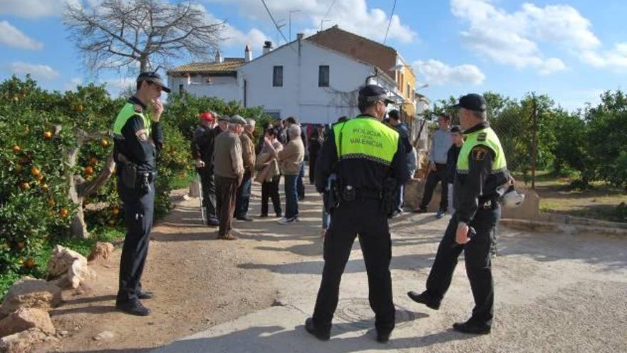 Agentes de la Policía Local ante los vecinos concentrados en Benifaraig.