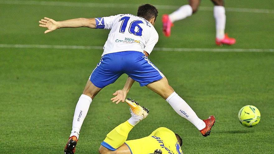 Aitor Sanz salta por encima de Jesé en una acción del Tenerife-Las Palmas del pasado domingo.