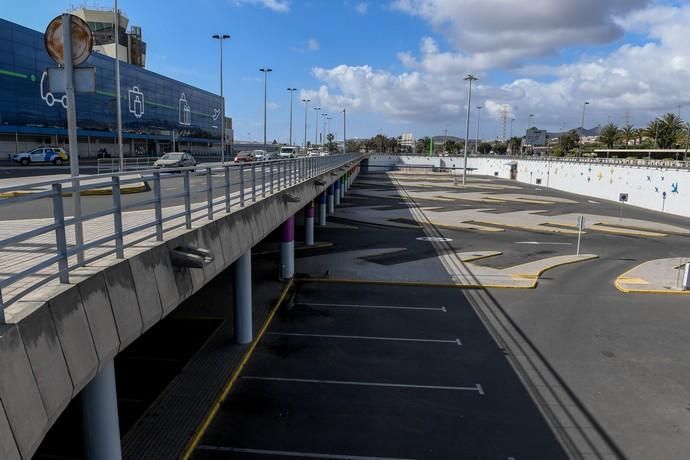 26-03-20  GRAN CANARIA. AEROPUERTO DE GRAN CANARIA. INGENIO TELDE. . Efecto del Covid-19 en el Aeropuerto de Gran Canaria, plataforma de aparcamiento de aviones vacía, últimos turistas y últimos en llegar.  Fotos: Juan Castro.