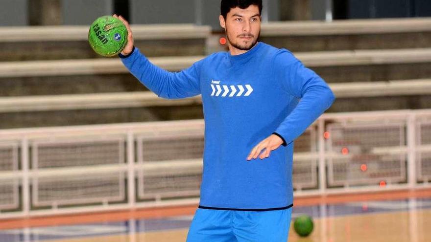 Borja Méndez durante el entrenamiento de ayer en el Pabellón Municipal. // Rafa Vázquez