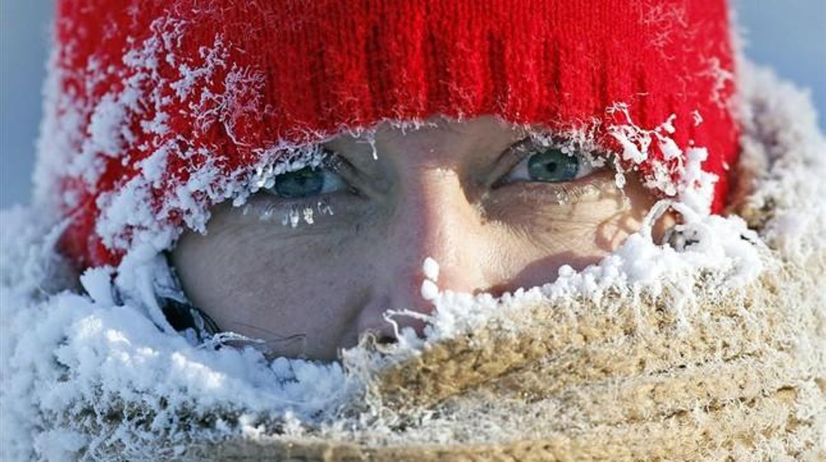 Gel a la cara de Gail Davis mentre camina pel carrer a Minneapolis . Gel a la cara de Gail Davis mentre camina pel carrer a Minneapolis .