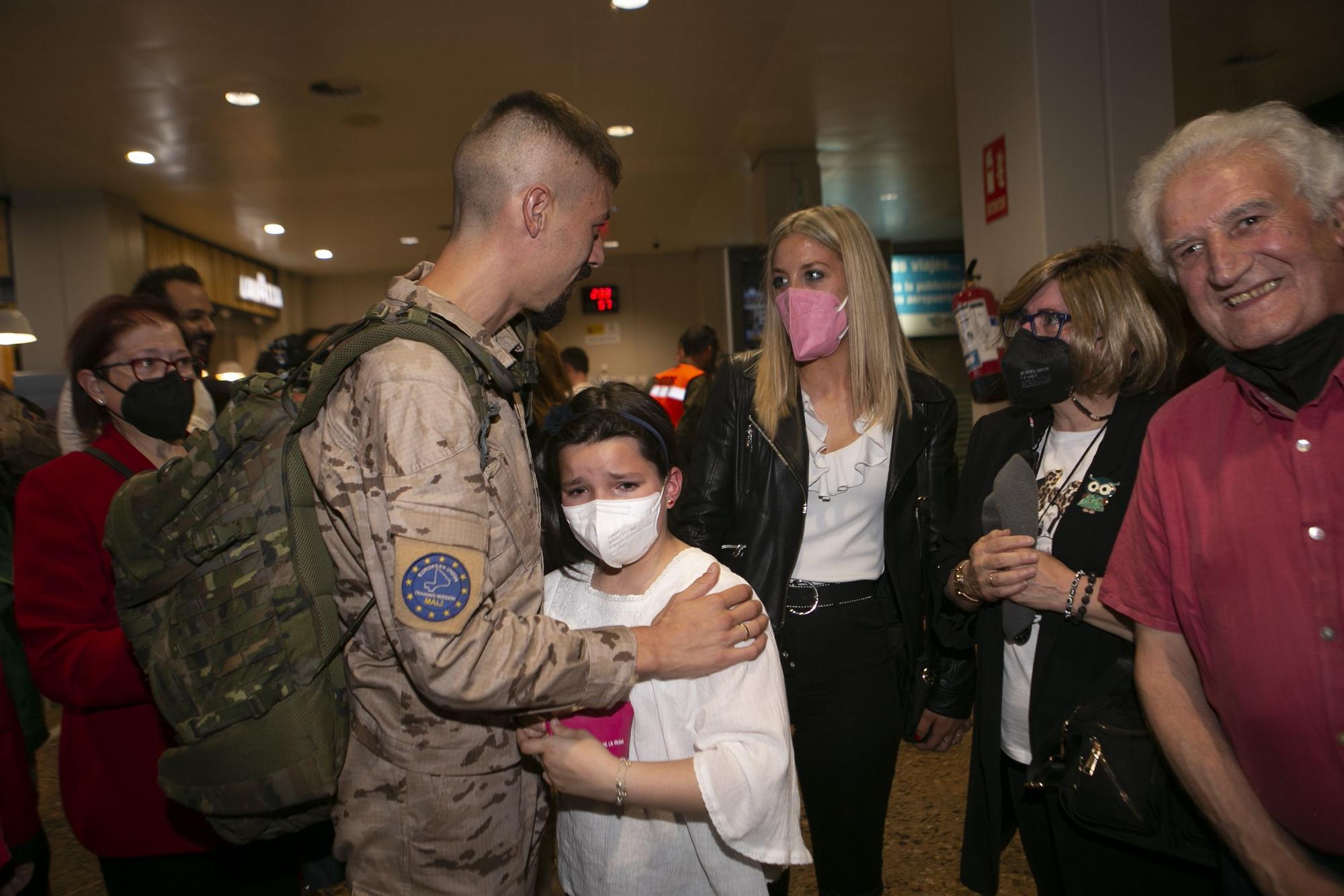 Emocionante llegada al aeropuerto de Asturias de los militares que regresaron de Mali