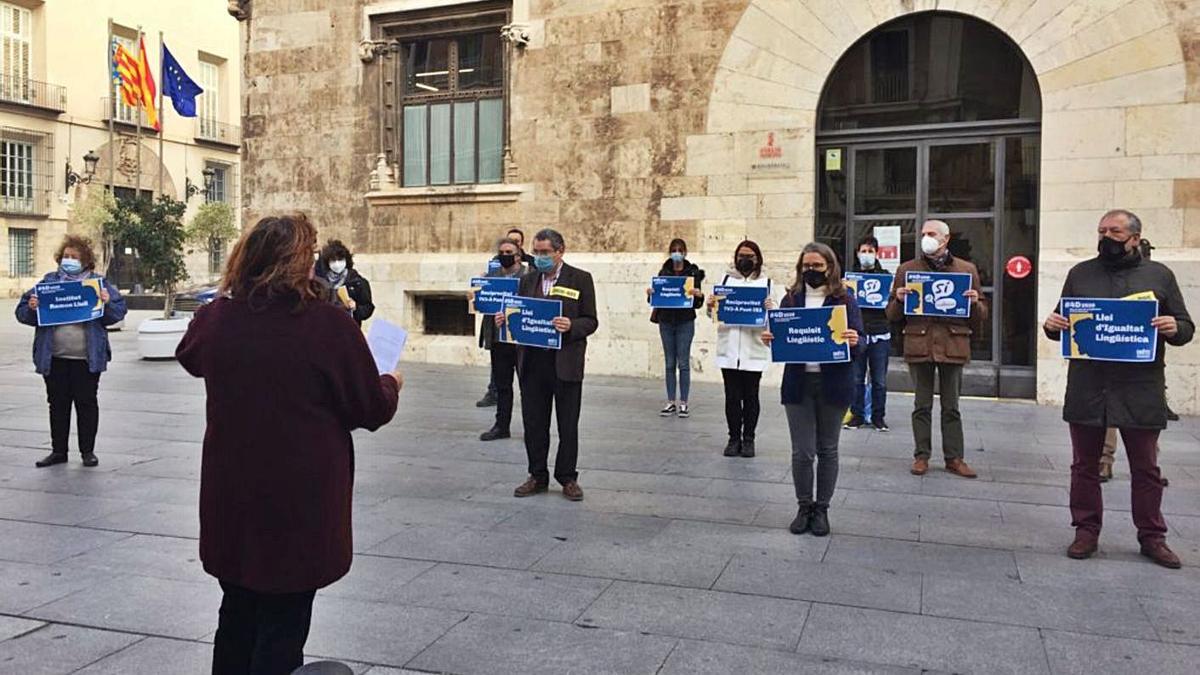 Reivindicación, ayer
ante las puertas del
Palau.  levante-emv