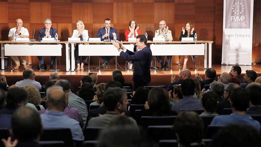 Alfaro aplaude tras ser reelegido en la asamblea de ayer en Feria València.