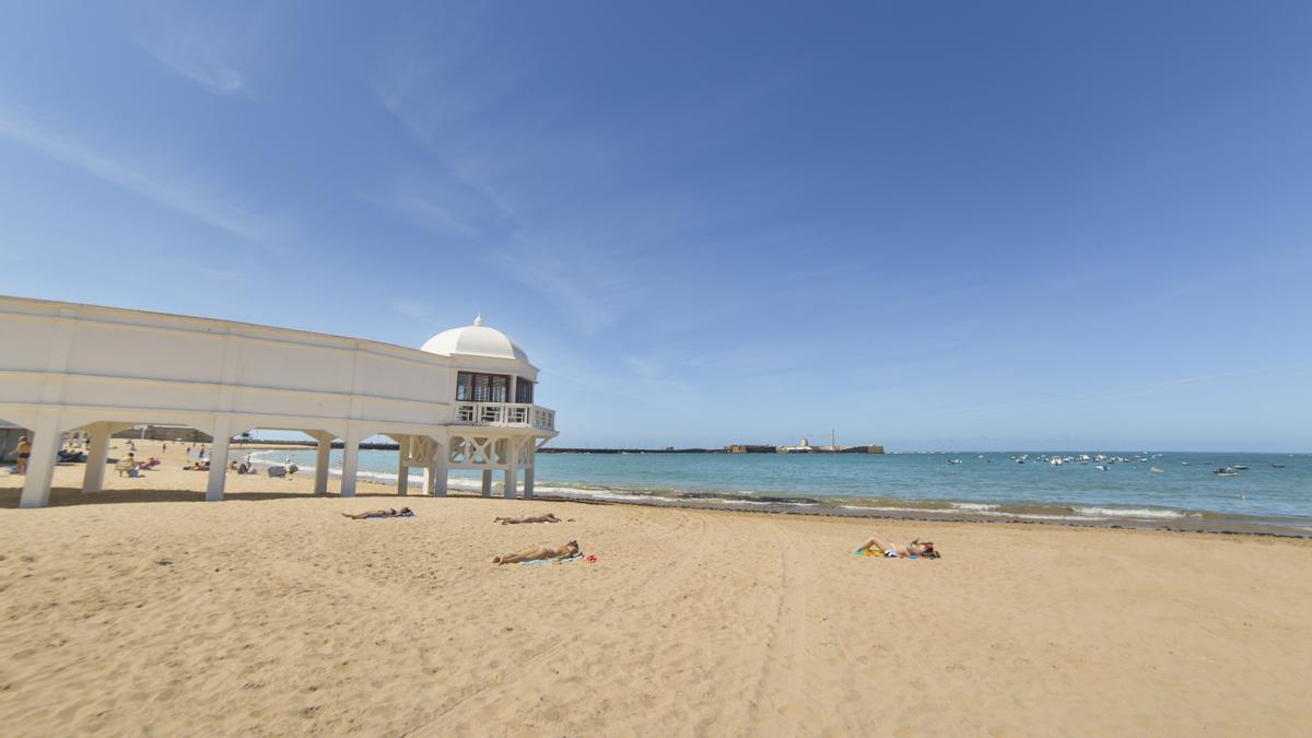 La playa de la Caleta está situada en el centro histórico de la ciudad de Cádiz.