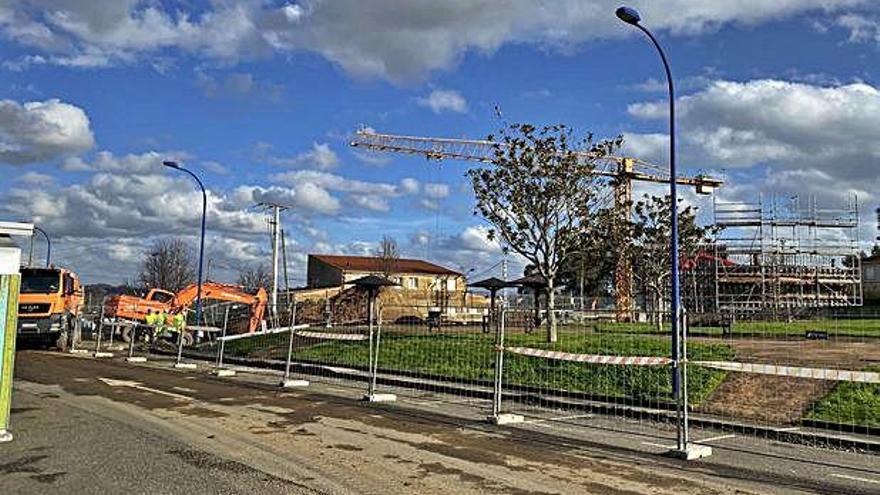 Obras en la red de agua en Almeiras.