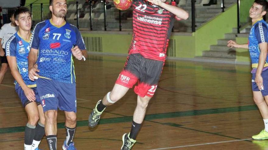 Toño lanza a puerta, ayer, en el Lalinense-Bueu jugado en el Lalín Arena. // Bernabé/Luismy