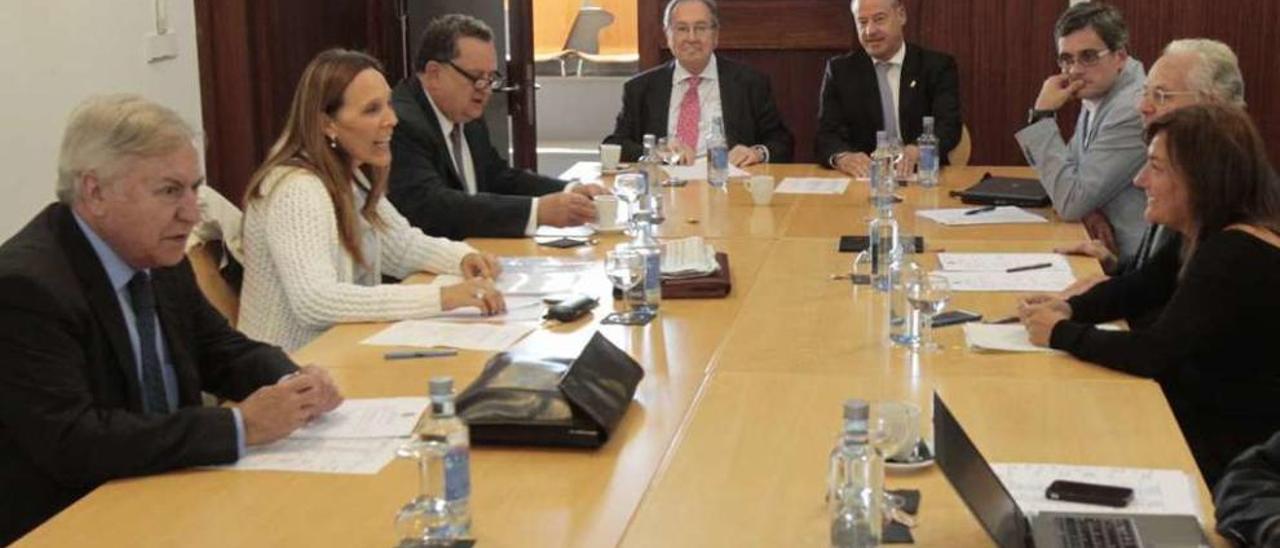 José Luis Bonet y Salustiano Mato presidieron la reunión del comité. A su dcha, José Manuel Silva. // J.L.