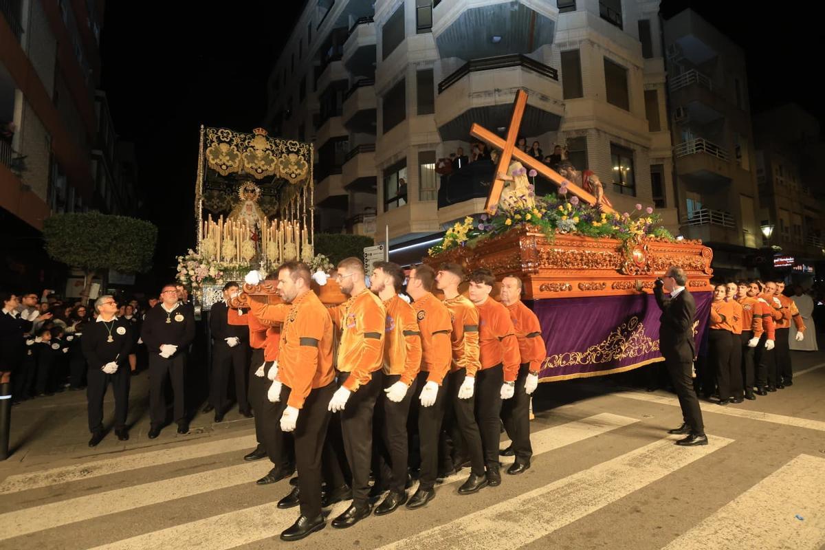 Un momento del Encuentro en la Vía Dolorosa que se realizó en las calles Ramón Gallud con Concepción