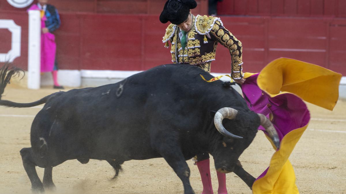 El torero madrileño José Tomás da un pase con el capote al tercero de la tarde, durante la corrida celebrada este domingo en la plaza de toros de Jaén.