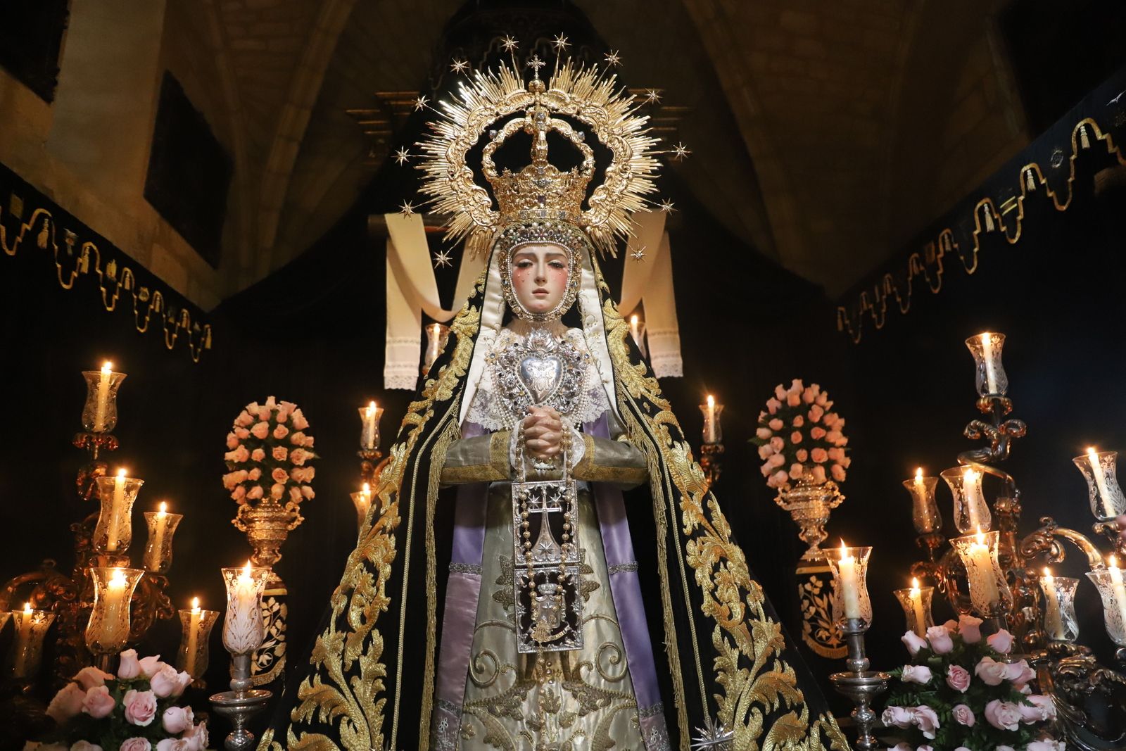Los besamanos y procesiones del Día de Todos Los Santos, en imágenes